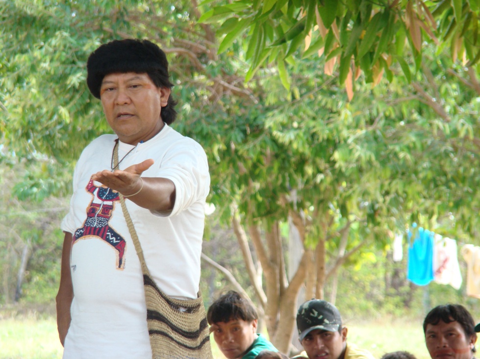 Davi_em_reuniao_com_os_Yanomami2